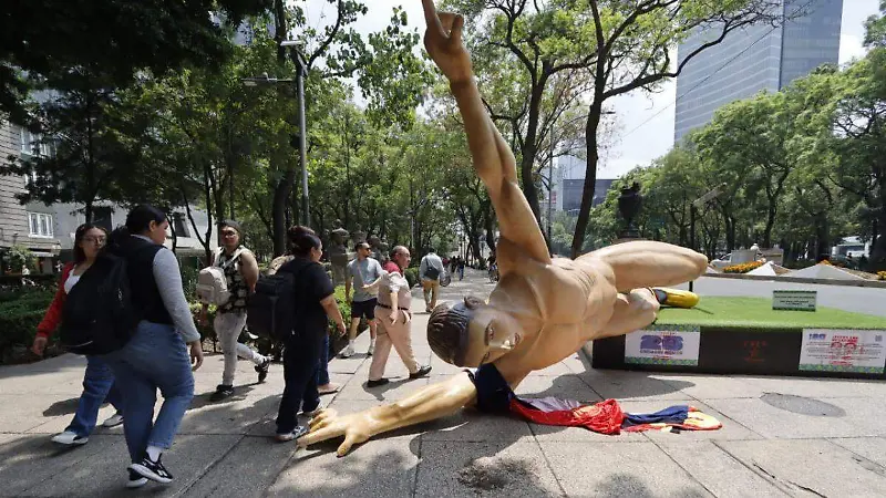 Derriban figuras colocadas en Reforma